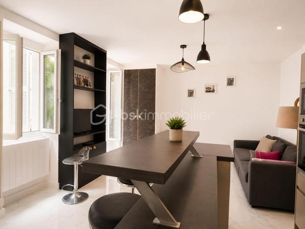 PARIS 15e - Appartement au rez-de-chaussée - au calme sur cours dans une petite co-propriété (5) sans vis-à-vis - superficie 25.67m² loi Carrez.
Situé au cœur du très recherché quartier Montparnasse dans le 15ᵉ arrondissement de Paris, ce charmant studio entièrement rénové avec goût bénéficie d'un emplacement privilégié alliant dynamisme et calme absolu grâce à son exposition sur cour. À quelques pas des métros Falguière (ligne 12), Montparnasse-Bienvenüe (lignes 4, 6, 12 et 13) et Duroc (lignes 10 et 13), il profite d'une excellente desserte et d'un accès rapide à toute la capitale. Le quartier offre une qualité de vie remarquable avec ses nombreux commerces de proximité, marchés, boulangeries, cafés, restaurants, cinémas, théâtres et le centre commercial de la Gare Montparnasse. Vous rejoindrez en quelques minutes le Jardin Atlantique, le Jardin du Luxembourg, l'Hôpital Necker-Enfants Malades, plusieurs établissements d'enseignement supérieur ainsi que de nombreux sièges d'entreprises et pôles d'activité. 
Le studio se compose d'un séjour avec cuisine ouverte entièrement équipée, d'une salle d'eau moderne dont toilettes et d'une cave. Situé dans une petite copropriété, il constitue une opportunité idéale pour un premier achat, un pied-à-terre parisien ou un investissement locatif dans l'un des secteurs les plus recherchés de la rive gauche.
Une opportunité rare dans un secteur recherché. Contactez-moi pour organiser une visite