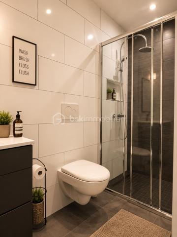 PARIS 15e - Appartement au rez-de-chaussée - au calme sur cours dans une petite co-propriété (5) sans vis-à-vis - superficie 25.67m² loi Carrez.
Situé au cœur du très recherché quartier Montparnasse dans le 15ᵉ arrondissement de Paris, ce charmant studio entièrement rénové avec goût bénéficie d'un emplacement privilégié alliant dynamisme et calme absolu grâce à son exposition sur cour. À quelques pas des métros Falguière (ligne 12), Montparnasse-Bienvenüe (lignes 4, 6, 12 et 13) et Duroc (lignes 10 et 13), il profite d'une excellente desserte et d'un accès rapide à toute la capitale. Le quartier offre une qualité de vie remarquable avec ses nombreux commerces de proximité, marchés, boulangeries, cafés, restaurants, cinémas, théâtres et le centre commercial de la Gare Montparnasse. Vous rejoindrez en quelques minutes le Jardin Atlantique, le Jardin du Luxembourg, l'Hôpital Necker-Enfants Malades, plusieurs établissements d'enseignement supérieur ainsi que de nombreux sièges d'entreprises et pôles d'activité. 
Le studio se compose d'un séjour avec cuisine ouverte entièrement équipée, d'une salle d'eau moderne dont toilettes et d'une cave. Situé dans une petite copropriété, il constitue une opportunité idéale pour un premier achat, un pied-à-terre parisien ou un investissement locatif dans l'un des secteurs les plus recherchés de la rive gauche.
Une opportunité rare dans un secteur recherché. Contactez-moi pour organiser une visite