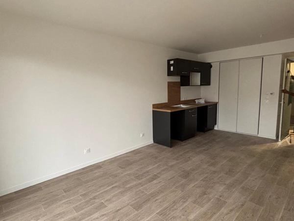 Location                                                      Appartement
                        
                     2 pièces                      41 m2                     à Luisant