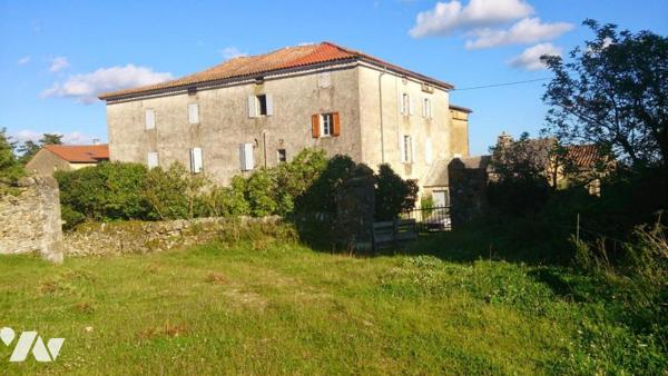 Ancienne maison de maître avec dépendances sur terrain de 11115 m²