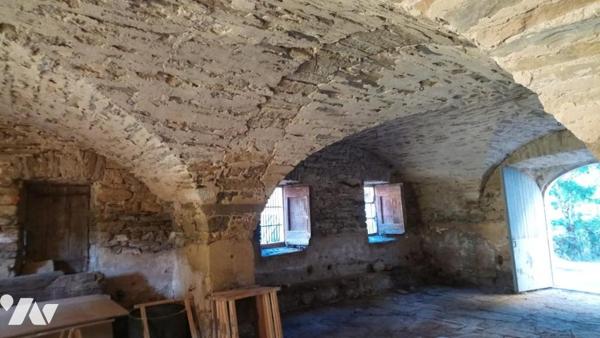 Ancienne maison de maître avec dépendances sur terrain de 11115 m²