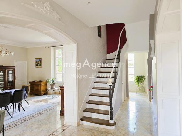 Maison à Évron, 53600 - 11 pièces 263m²