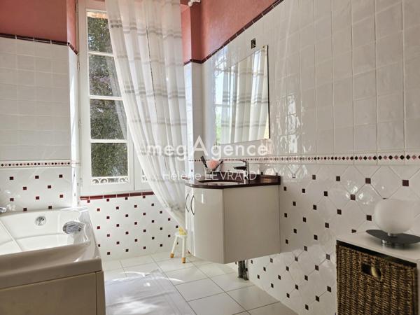 Maison à Évron, 53600 - 11 pièces 263m²