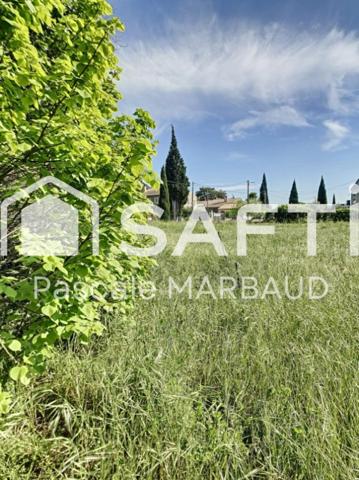 Terrain constructible de 3425 m2 environ .