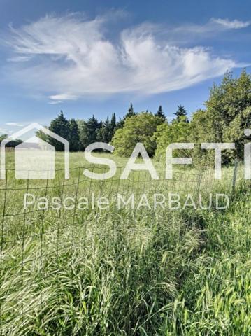 Terrain constructible de 3425 m2 environ .