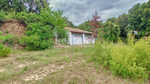 Maison à vendre 147 m² sur terrain constructible de 5500 m² à Saint Pantaléon Les Vignes