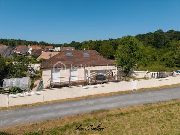 Dans un environnement calme et privilégié, en impasse, découvrez cette maison familiale des années 70, élevée sur un sous-sol total, qui a bénéficié de nombreuses rénovations et améliorations au fil des années, le tout sur une parcelle de 800 m2.

Dès l’entrée, vous serez séduits par son environnement : les champs et la forêt sont littéralement au pied du portail, offrant un cadre de vie particulièrement paisible et verdoyant.

La maison propose une belle pièce de vie de plus de 45 m², composée d’un séjour avec cuisine ouverte, offrant un espace convivial.
Le niveau principal dessert également trois chambres, une salle de bains et un WC indépendant.
À l’étage, les combles ont été entièrement aménagés en 2012. Leur isolation a été reprise et plusieurs Velux ont été créés afin d’offrir un véritable espace de vie supplémentaire. On y retrouve aujourd’hui deux chambres sous combles ainsi qu’une salle d’eau avec WC.
Le sous-sol total, non enterré, bénéficie lui aussi de fenêtres et constitue un véritable atout de la maison. Il comprend notamment une pièce aménagée en cuisine avec WC ainsi qu’une chambre supplémentaire. Cet espace pourra facilement s’adapter aux besoins de chacun : chambre d’amis, espace indépendant, salle de jeux, bureau ou espace professionnel.

La maison a bénéficié de nombreuses améliorations importantes au cours des quinze dernières années, avec notamment le remplacement des fenêtres et l’installation de volets roulants autour de 2010, puis l’aménagement complet des combles en 2012.
Le confort thermique a ensuite été renforcé avec l’installation d’une pompe à chaleur en 2013 (exclusivement pour le 1er étage), puis d’un poêle à bois en 2016 et d’une isolation thermique par l’extérieur en 2017.
C’est également en 2017 qu’a été créée la terrasse en bois, rapidement complétée l’année suivante par une pergola bioclimatique, permettant de profiter pleinement des extérieurs quelle que soit la saison.
Plus récemment, la maison a continué à être modernisée avec notamment un carport en 2020, un ballon d’eau chaude installé en 2023, ainsi que la pose de panneaux solaires en 2024. Le tableau électrique a également été remplacé.
À cela s’ajoutent les équipements qui facilitent le quotidien : portail électrique, fibre optique et nombreuses prises RJ45 réparties dans la maison.

À l’extérieur, vous profiterez d’une belle parcelle faisant directement face aux champs, avec la forêt à proximité immédiate. Un environnement rare pour profiter pleinement du calme et de la nature, tout en étant installé chez soi.

Vous aurez toujours la possibilité de mettre la décoration à votre goût, mais l’essentiel est déjà là : de beaux volumes, de nombreux équipements, un confort moderne et surtout une maison qui a été régulièrement améliorée au fil des années.
Une maison familiale aux volumes généreux, offrant 6 chambres, de nombreux espaces complémentaires et un cadre de vie particulièrement paisible. À découvrir sans tarder.