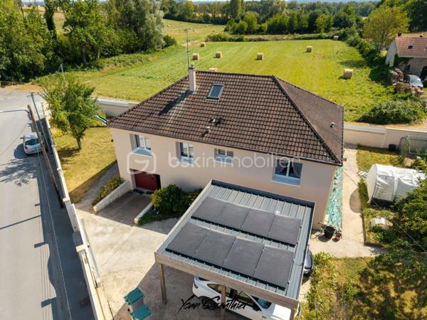 Dans un environnement calme et privilégié, en impasse, découvrez cette maison familiale des années 70, élevée sur un sous-sol total, qui a bénéficié de nombreuses rénovations et améliorations au fil des années, le tout sur une parcelle de 800 m2.

Dès l’entrée, vous serez séduits par son environnement : les champs et la forêt sont littéralement au pied du portail, offrant un cadre de vie particulièrement paisible et verdoyant.

La maison propose une belle pièce de vie de plus de 45 m², composée d’un séjour avec cuisine ouverte, offrant un espace convivial.
Le niveau principal dessert également trois chambres, une salle de bains et un WC indépendant.
À l’étage, les combles ont été entièrement aménagés en 2012. Leur isolation a été reprise et plusieurs Velux ont été créés afin d’offrir un véritable espace de vie supplémentaire. On y retrouve aujourd’hui deux chambres sous combles ainsi qu’une salle d’eau avec WC.
Le sous-sol total, non enterré, bénéficie lui aussi de fenêtres et constitue un véritable atout de la maison. Il comprend notamment une pièce aménagée en cuisine avec WC ainsi qu’une chambre supplémentaire. Cet espace pourra facilement s’adapter aux besoins de chacun : chambre d’amis, espace indépendant, salle de jeux, bureau ou espace professionnel.

La maison a bénéficié de nombreuses améliorations importantes au cours des quinze dernières années, avec notamment le remplacement des fenêtres et l’installation de volets roulants autour de 2010, puis l’aménagement complet des combles en 2012.
Le confort thermique a ensuite été renforcé avec l’installation d’une pompe à chaleur en 2013 (exclusivement pour le 1er étage), puis d’un poêle à bois en 2016 et d’une isolation thermique par l’extérieur en 2017.
C’est également en 2017 qu’a été créée la terrasse en bois, rapidement complétée l’année suivante par une pergola bioclimatique, permettant de profiter pleinement des extérieurs quelle que soit la saison.
Plus récemment, la maison a continué à être modernisée avec notamment un carport en 2020, un ballon d’eau chaude installé en 2023, ainsi que la pose de panneaux solaires en 2024. Le tableau électrique a également été remplacé.
À cela s’ajoutent les équipements qui facilitent le quotidien : portail électrique, fibre optique et nombreuses prises RJ45 réparties dans la maison.

À l’extérieur, vous profiterez d’une belle parcelle faisant directement face aux champs, avec la forêt à proximité immédiate. Un environnement rare pour profiter pleinement du calme et de la nature, tout en étant installé chez soi.

Vous aurez toujours la possibilité de mettre la décoration à votre goût, mais l’essentiel est déjà là : de beaux volumes, de nombreux équipements, un confort moderne et surtout une maison qui a été régulièrement améliorée au fil des années.
Une maison familiale aux volumes généreux, offrant 6 chambres, de nombreux espaces complémentaires et un cadre de vie particulièrement paisible. À découvrir sans tarder.