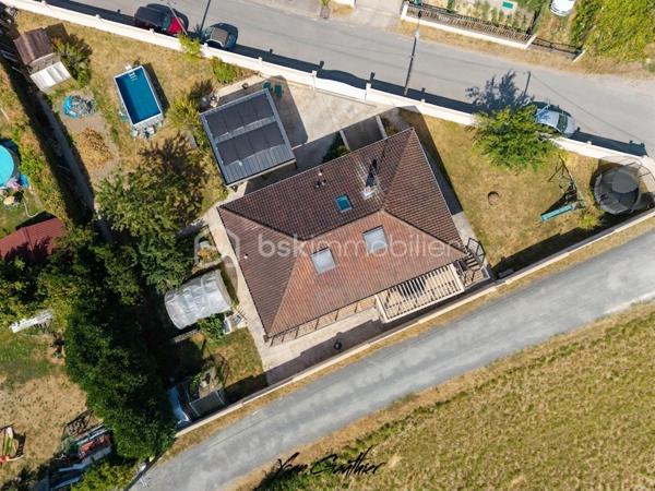 Dans un environnement calme et privilégié, en impasse, découvrez cette maison familiale des années 70, élevée sur un sous-sol total, qui a bénéficié de nombreuses rénovations et améliorations au fil des années, le tout sur une parcelle de 800 m2.

Dès l’entrée, vous serez séduits par son environnement : les champs et la forêt sont littéralement au pied du portail, offrant un cadre de vie particulièrement paisible et verdoyant.

La maison propose une belle pièce de vie de plus de 45 m², composée d’un séjour avec cuisine ouverte, offrant un espace convivial.
Le niveau principal dessert également trois chambres, une salle de bains et un WC indépendant.
À l’étage, les combles ont été entièrement aménagés en 2012. Leur isolation a été reprise et plusieurs Velux ont été créés afin d’offrir un véritable espace de vie supplémentaire. On y retrouve aujourd’hui deux chambres sous combles ainsi qu’une salle d’eau avec WC.
Le sous-sol total, non enterré, bénéficie lui aussi de fenêtres et constitue un véritable atout de la maison. Il comprend notamment une pièce aménagée en cuisine avec WC ainsi qu’une chambre supplémentaire. Cet espace pourra facilement s’adapter aux besoins de chacun : chambre d’amis, espace indépendant, salle de jeux, bureau ou espace professionnel.

La maison a bénéficié de nombreuses améliorations importantes au cours des quinze dernières années, avec notamment le remplacement des fenêtres et l’installation de volets roulants autour de 2010, puis l’aménagement complet des combles en 2012.
Le confort thermique a ensuite été renforcé avec l’installation d’une pompe à chaleur en 2013 (exclusivement pour le 1er étage), puis d’un poêle à bois en 2016 et d’une isolation thermique par l’extérieur en 2017.
C’est également en 2017 qu’a été créée la terrasse en bois, rapidement complétée l’année suivante par une pergola bioclimatique, permettant de profiter pleinement des extérieurs quelle que soit la saison.
Plus récemment, la maison a continué à être modernisée avec notamment un carport en 2020, un ballon d’eau chaude installé en 2023, ainsi que la pose de panneaux solaires en 2024. Le tableau électrique a également été remplacé.
À cela s’ajoutent les équipements qui facilitent le quotidien : portail électrique, fibre optique et nombreuses prises RJ45 réparties dans la maison.

À l’extérieur, vous profiterez d’une belle parcelle faisant directement face aux champs, avec la forêt à proximité immédiate. Un environnement rare pour profiter pleinement du calme et de la nature, tout en étant installé chez soi.

Vous aurez toujours la possibilité de mettre la décoration à votre goût, mais l’essentiel est déjà là : de beaux volumes, de nombreux équipements, un confort moderne et surtout une maison qui a été régulièrement améliorée au fil des années.
Une maison familiale aux volumes généreux, offrant 6 chambres, de nombreux espaces complémentaires et un cadre de vie particulièrement paisible. À découvrir sans tarder.