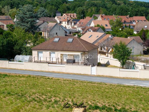 Dans un environnement calme et privilégié, en impasse, découvrez cette maison familiale des années 70, élevée sur un sous-sol total, qui a bénéficié de nombreuses rénovations et améliorations au fil des années, le tout sur une parcelle de 800 m2.

Dès l’entrée, vous serez séduits par son environnement : les champs et la forêt sont littéralement au pied du portail, offrant un cadre de vie particulièrement paisible et verdoyant.

La maison propose une belle pièce de vie de plus de 45 m², composée d’un séjour avec cuisine ouverte, offrant un espace convivial.
Le niveau principal dessert également trois chambres, une salle de bains et un WC indépendant.
À l’étage, les combles ont été entièrement aménagés en 2012. Leur isolation a été reprise et plusieurs Velux ont été créés afin d’offrir un véritable espace de vie supplémentaire. On y retrouve aujourd’hui deux chambres sous combles ainsi qu’une salle d’eau avec WC.
Le sous-sol total, non enterré, bénéficie lui aussi de fenêtres et constitue un véritable atout de la maison. Il comprend notamment une pièce aménagée en cuisine avec WC ainsi qu’une chambre supplémentaire. Cet espace pourra facilement s’adapter aux besoins de chacun : chambre d’amis, espace indépendant, salle de jeux, bureau ou espace professionnel.

La maison a bénéficié de nombreuses améliorations importantes au cours des quinze dernières années, avec notamment le remplacement des fenêtres et l’installation de volets roulants autour de 2010, puis l’aménagement complet des combles en 2012.
Le confort thermique a ensuite été renforcé avec l’installation d’une pompe à chaleur en 2013 (exclusivement pour le 1er étage), puis d’un poêle à bois en 2016 et d’une isolation thermique par l’extérieur en 2017.
C’est également en 2017 qu’a été créée la terrasse en bois, rapidement complétée l’année suivante par une pergola bioclimatique, permettant de profiter pleinement des extérieurs quelle que soit la saison.
Plus récemment, la maison a continué à être modernisée avec notamment un carport en 2020, un ballon d’eau chaude installé en 2023, ainsi que la pose de panneaux solaires en 2024. Le tableau électrique a également été remplacé.
À cela s’ajoutent les équipements qui facilitent le quotidien : portail électrique, fibre optique et nombreuses prises RJ45 réparties dans la maison.

À l’extérieur, vous profiterez d’une belle parcelle faisant directement face aux champs, avec la forêt à proximité immédiate. Un environnement rare pour profiter pleinement du calme et de la nature, tout en étant installé chez soi.

Vous aurez toujours la possibilité de mettre la décoration à votre goût, mais l’essentiel est déjà là : de beaux volumes, de nombreux équipements, un confort moderne et surtout une maison qui a été régulièrement améliorée au fil des années.
Une maison familiale aux volumes généreux, offrant 6 chambres, de nombreux espaces complémentaires et un cadre de vie particulièrement paisible. À découvrir sans tarder.