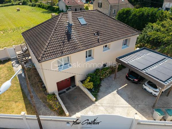 Dans un environnement calme et privilégié, en impasse, découvrez cette maison familiale des années 70, élevée sur un sous-sol total, qui a bénéficié de nombreuses rénovations et améliorations au fil des années, le tout sur une parcelle de 800 m2.

Dès l’entrée, vous serez séduits par son environnement : les champs et la forêt sont littéralement au pied du portail, offrant un cadre de vie particulièrement paisible et verdoyant.

La maison propose une belle pièce de vie de plus de 45 m², composée d’un séjour avec cuisine ouverte, offrant un espace convivial.
Le niveau principal dessert également trois chambres, une salle de bains et un WC indépendant.
À l’étage, les combles ont été entièrement aménagés en 2012. Leur isolation a été reprise et plusieurs Velux ont été créés afin d’offrir un véritable espace de vie supplémentaire. On y retrouve aujourd’hui deux chambres sous combles ainsi qu’une salle d’eau avec WC.
Le sous-sol total, non enterré, bénéficie lui aussi de fenêtres et constitue un véritable atout de la maison. Il comprend notamment une pièce aménagée en cuisine avec WC ainsi qu’une chambre supplémentaire. Cet espace pourra facilement s’adapter aux besoins de chacun : chambre d’amis, espace indépendant, salle de jeux, bureau ou espace professionnel.

La maison a bénéficié de nombreuses améliorations importantes au cours des quinze dernières années, avec notamment le remplacement des fenêtres et l’installation de volets roulants autour de 2010, puis l’aménagement complet des combles en 2012.
Le confort thermique a ensuite été renforcé avec l’installation d’une pompe à chaleur en 2013 (exclusivement pour le 1er étage), puis d’un poêle à bois en 2016 et d’une isolation thermique par l’extérieur en 2017.
C’est également en 2017 qu’a été créée la terrasse en bois, rapidement complétée l’année suivante par une pergola bioclimatique, permettant de profiter pleinement des extérieurs quelle que soit la saison.
Plus récemment, la maison a continué à être modernisée avec notamment un carport en 2020, un ballon d’eau chaude installé en 2023, ainsi que la pose de panneaux solaires en 2024. Le tableau électrique a également été remplacé.
À cela s’ajoutent les équipements qui facilitent le quotidien : portail électrique, fibre optique et nombreuses prises RJ45 réparties dans la maison.

À l’extérieur, vous profiterez d’une belle parcelle faisant directement face aux champs, avec la forêt à proximité immédiate. Un environnement rare pour profiter pleinement du calme et de la nature, tout en étant installé chez soi.

Vous aurez toujours la possibilité de mettre la décoration à votre goût, mais l’essentiel est déjà là : de beaux volumes, de nombreux équipements, un confort moderne et surtout une maison qui a été régulièrement améliorée au fil des années.
Une maison familiale aux volumes généreux, offrant 6 chambres, de nombreux espaces complémentaires et un cadre de vie particulièrement paisible. À découvrir sans tarder.