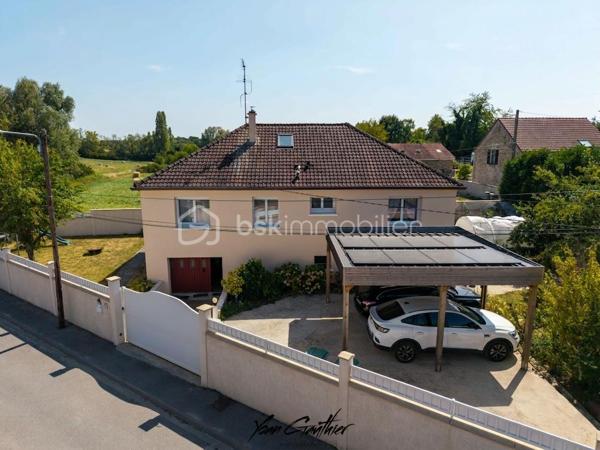 Dans un environnement calme et privilégié, en impasse, découvrez cette maison familiale des années 70, élevée sur un sous-sol total, qui a bénéficié de nombreuses rénovations et améliorations au fil des années, le tout sur une parcelle de 800 m2.

Dès l’entrée, vous serez séduits par son environnement : les champs et la forêt sont littéralement au pied du portail, offrant un cadre de vie particulièrement paisible et verdoyant.

La maison propose une belle pièce de vie de plus de 45 m², composée d’un séjour avec cuisine ouverte, offrant un espace convivial.
Le niveau principal dessert également trois chambres, une salle de bains et un WC indépendant.
À l’étage, les combles ont été entièrement aménagés en 2012. Leur isolation a été reprise et plusieurs Velux ont été créés afin d’offrir un véritable espace de vie supplémentaire. On y retrouve aujourd’hui deux chambres sous combles ainsi qu’une salle d’eau avec WC.
Le sous-sol total, non enterré, bénéficie lui aussi de fenêtres et constitue un véritable atout de la maison. Il comprend notamment une pièce aménagée en cuisine avec WC ainsi qu’une chambre supplémentaire. Cet espace pourra facilement s’adapter aux besoins de chacun : chambre d’amis, espace indépendant, salle de jeux, bureau ou espace professionnel.

La maison a bénéficié de nombreuses améliorations importantes au cours des quinze dernières années, avec notamment le remplacement des fenêtres et l’installation de volets roulants autour de 2010, puis l’aménagement complet des combles en 2012.
Le confort thermique a ensuite été renforcé avec l’installation d’une pompe à chaleur en 2013 (exclusivement pour le 1er étage), puis d’un poêle à bois en 2016 et d’une isolation thermique par l’extérieur en 2017.
C’est également en 2017 qu’a été créée la terrasse en bois, rapidement complétée l’année suivante par une pergola bioclimatique, permettant de profiter pleinement des extérieurs quelle que soit la saison.
Plus récemment, la maison a continué à être modernisée avec notamment un carport en 2020, un ballon d’eau chaude installé en 2023, ainsi que la pose de panneaux solaires en 2024. Le tableau électrique a également été remplacé.
À cela s’ajoutent les équipements qui facilitent le quotidien : portail électrique, fibre optique et nombreuses prises RJ45 réparties dans la maison.

À l’extérieur, vous profiterez d’une belle parcelle faisant directement face aux champs, avec la forêt à proximité immédiate. Un environnement rare pour profiter pleinement du calme et de la nature, tout en étant installé chez soi.

Vous aurez toujours la possibilité de mettre la décoration à votre goût, mais l’essentiel est déjà là : de beaux volumes, de nombreux équipements, un confort moderne et surtout une maison qui a été régulièrement améliorée au fil des années.
Une maison familiale aux volumes généreux, offrant 6 chambres, de nombreux espaces complémentaires et un cadre de vie particulièrement paisible. À découvrir sans tarder.