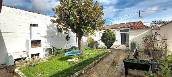Maison charentaise, 2 chambres, jardin et garage