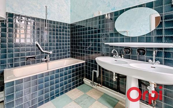 Immeuble à vendre    12 pièces •  Montluçon