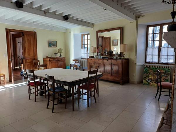 Idéalement situé dans le bourg de Rignac centre d'un triangle formé par les villes de Rodez, Villefranche de Rouergue et Decazeville à 20 mn de l'aéroport de Rodez