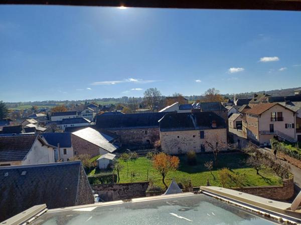 Idéalement situé dans le bourg de Rignac centre d'un triangle formé par les villes de Rodez, Villefranche de Rouergue et Decazeville à 20 mn de l'aéroport de Rodez