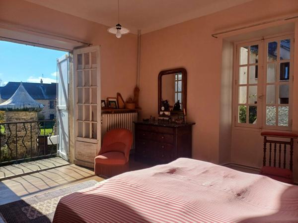 Idéalement situé dans le bourg de Rignac centre d'un triangle formé par les villes de Rodez, Villefranche de Rouergue et Decazeville à 20 mn de l'aéroport de Rodez