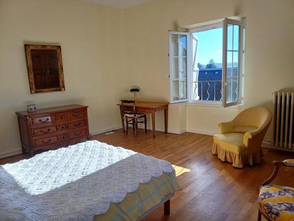 Idéalement situé dans le bourg de Rignac centre d'un triangle formé par les villes de Rodez, Villefranche de Rouergue et Decazeville à 20 mn de l'aéroport de Rodez