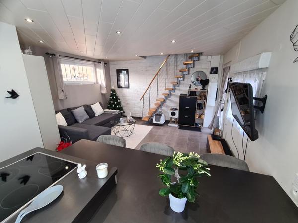 Petite maison mitoyenne avec jardin privatif