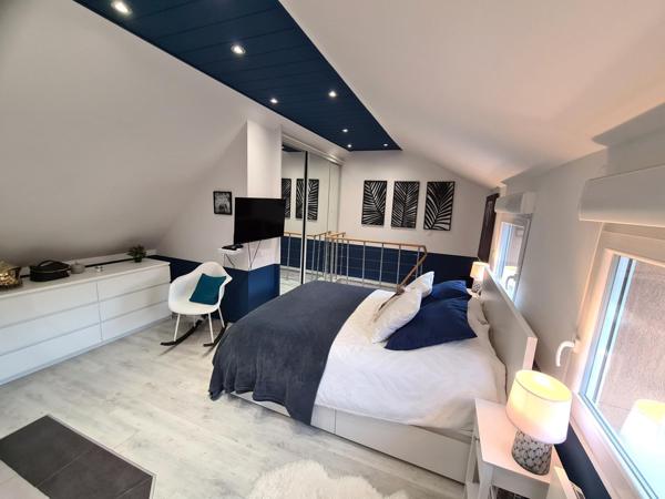 Petite maison mitoyenne avec jardin privatif