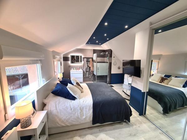 Petite maison mitoyenne avec jardin privatif