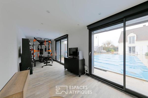 Villa d’architecte et son jardin paysager avec piscine