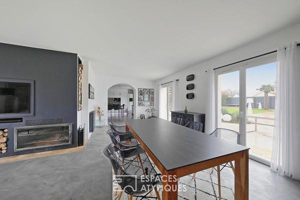 Villa d’architecte et son jardin paysager avec piscine