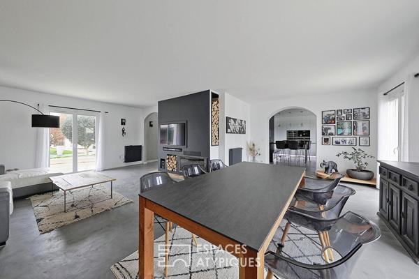 Villa d’architecte et son jardin paysager avec piscine