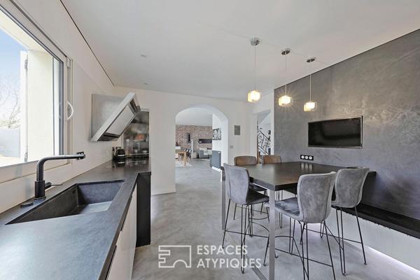 Villa d’architecte et son jardin paysager avec piscine