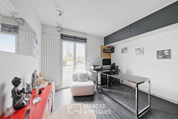Villa d’architecte et son jardin paysager avec piscine