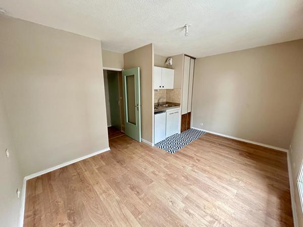 APPARTEMENT À VENDRE - STUDIO QUARTIER MOULIN DU COMTE - PLACE DE PARKING PRIVATIVE