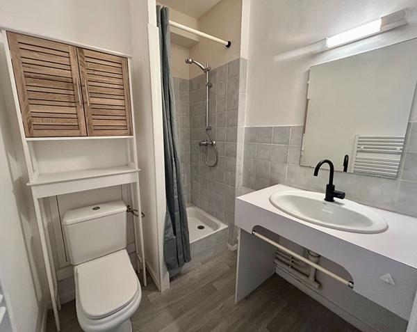 APPARTEMENT À VENDRE - STUDIO QUARTIER MOULIN DU COMTE - PLACE DE PARKING PRIVATIVE