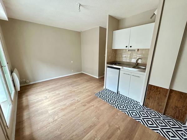APPARTEMENT À VENDRE - STUDIO QUARTIER MOULIN DU COMTE - PLACE DE PARKING PRIVATIVE