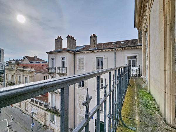 Duplex de caractère _ dernier étage _ 4 chambres _ 3 salles de bains _ balcons _ studio annexe