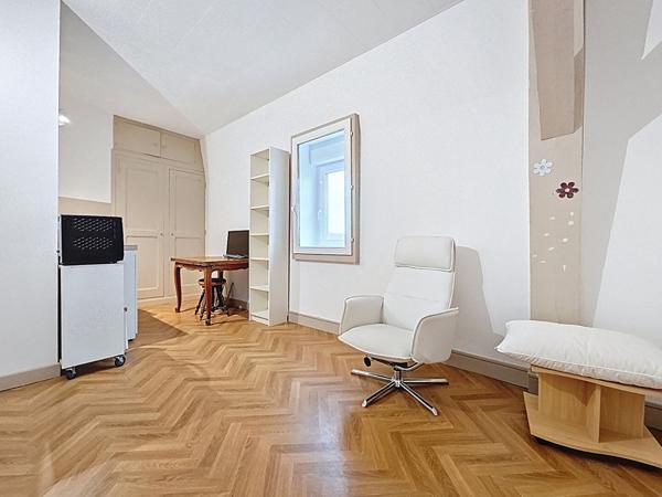 Duplex de caractère _ dernier étage _ 4 chambres _ 3 salles de bains _ balcons _ studio annexe