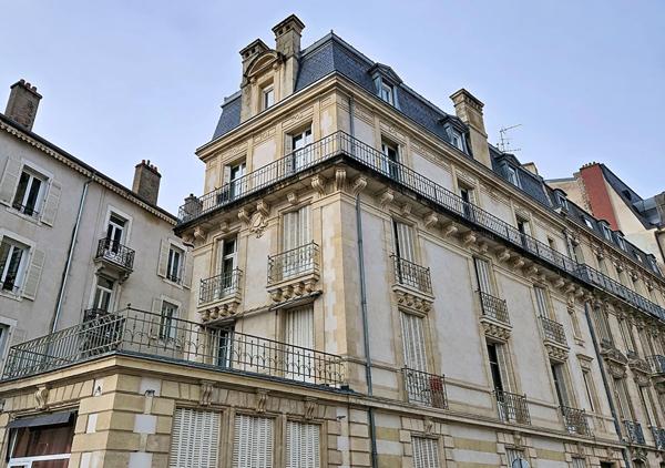 Duplex de caractère _ dernier étage _ 4 chambres _ 3 salles de bains _ balcons _ studio annexe