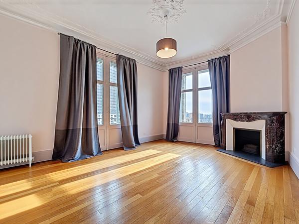 Duplex de caractère _ dernier étage _ 4 chambres _ 3 salles de bains _ balcons _ studio annexe