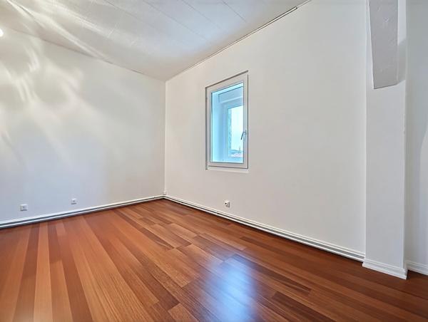 Duplex de caractère _ dernier étage _ 4 chambres _ 3 salles de bains _ balcons _ studio annexe