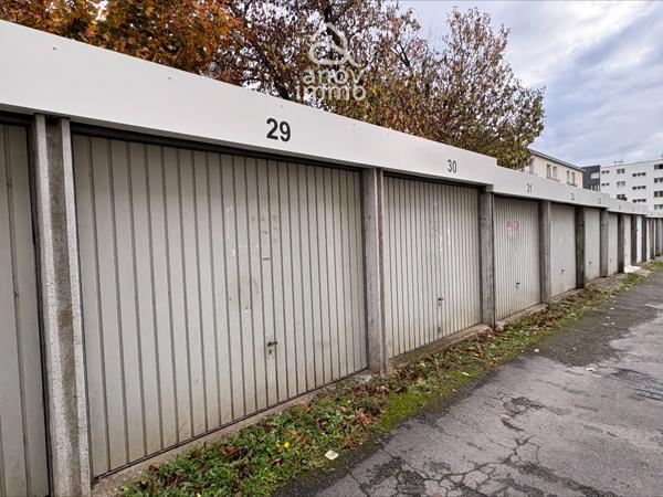 Garage
                                                                                                                                                
                                                                                                                                                
                                                                                                                                                                                                                                                                                                                        12  m²