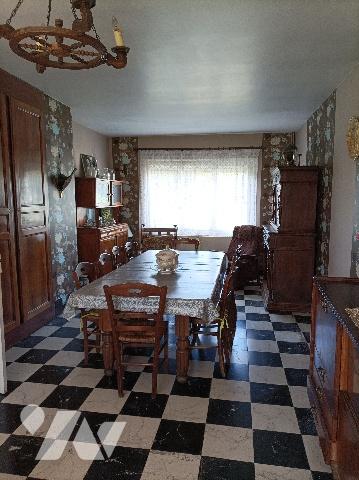 Maison individuelle, de 1968, à conforter, située dans un endroit calme et village apprécié.