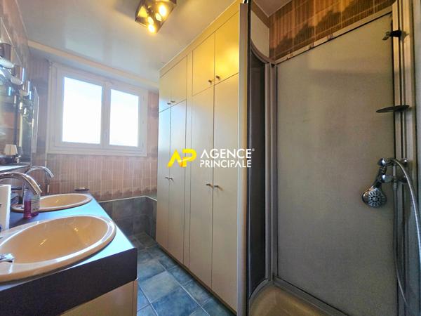 Appartement 4 pièces, 3 chambres de 81m² avec parking et cave, à 5 minutes de la gare du centre ville €219 900 ** - Référence 4541