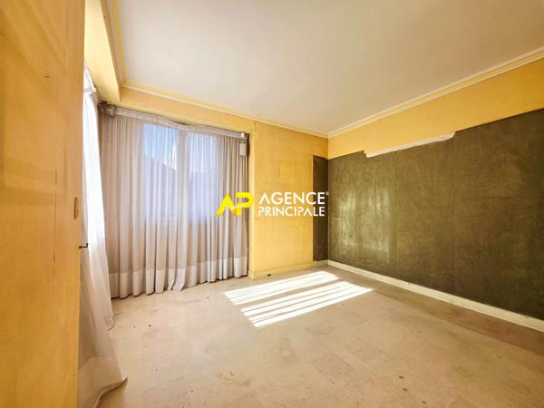 Appartement 4 pièces, 3 chambres de 81m² avec parking et cave, à 5 minutes de la gare du centre ville €219 900 ** - Référence 4541