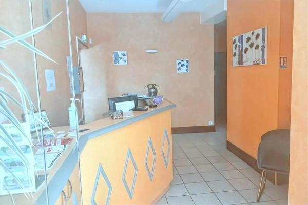 Local Commercial à AMBRIERES-LES-VALLEES, 53300 - 18 pièces 450m²