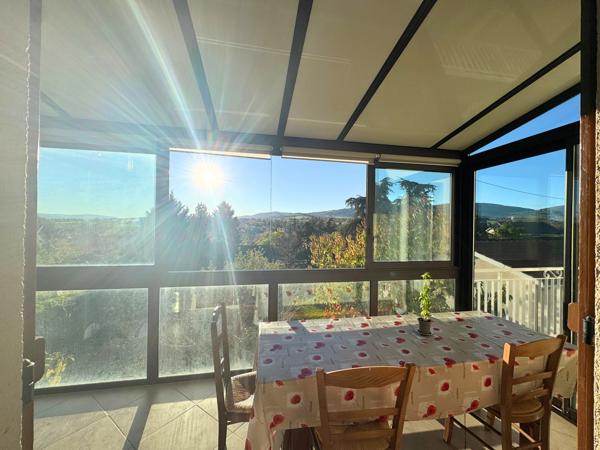 Maison familiale à vendre Mornant – 5 chambres, vue panoramique, grand garage, jardin piscinable, sous-sol 200 m²