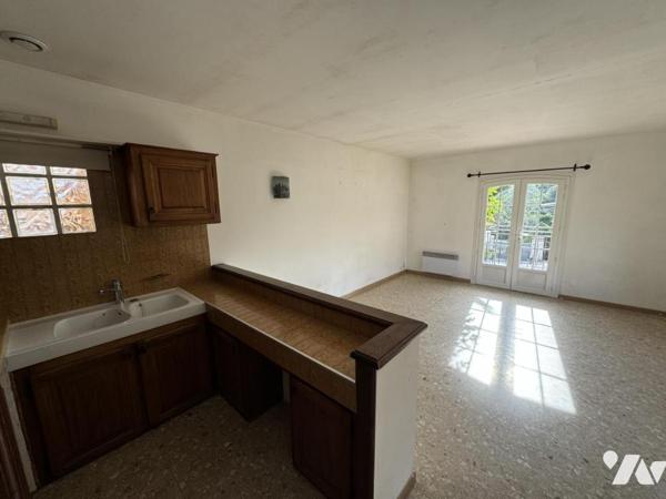 SAINT-AYGULF – Appartement avec balcon, parking et cave, proche centre