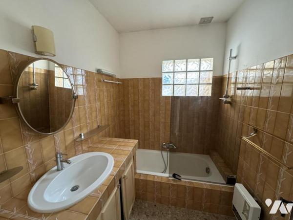 SAINT-AYGULF – Appartement avec balcon, parking et cave, proche centre