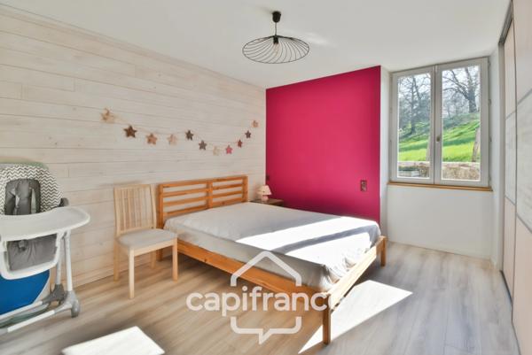 Maison de village 6 pièces non mitoyenne, entièrement rénovée, avec prestations de qualité proche de LONS LE SAUNIER (39000)