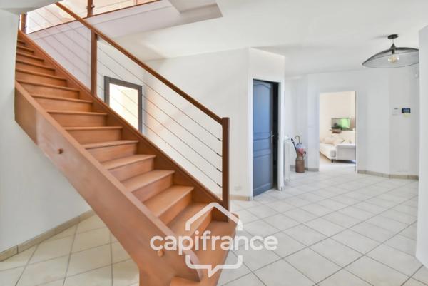 Maison de village 6 pièces non mitoyenne, entièrement rénovée, avec prestations de qualité proche de LONS LE SAUNIER (39000)