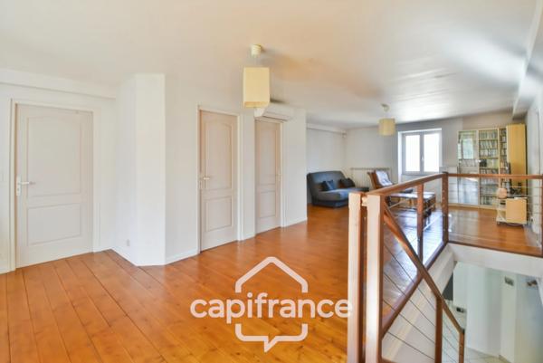 Maison de village 6 pièces non mitoyenne, entièrement rénovée, avec prestations de qualité proche de LONS LE SAUNIER (39000)