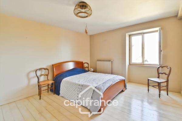 Maison de village 6 pièces non mitoyenne, entièrement rénovée, avec prestations de qualité proche de LONS LE SAUNIER (39000)